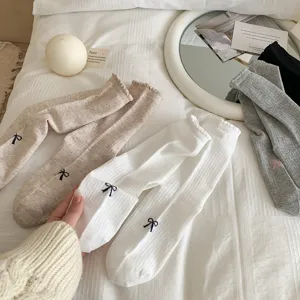 Vue détaillée de jolies chaussettes en coton à nœud dentelle style japonais confortable