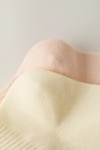 Nahaufnahme von Damen Baumwoll Netz Kurzsocken in sanftem Hellgelb und zartem Rosa.