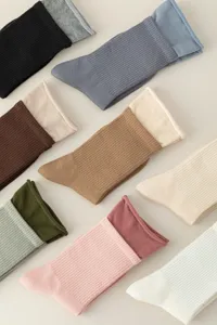 Comfortable ribbed crew socks featuring a stylish contrast color design for daily wear.