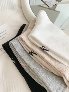 Vue détaillée de jolies chaussettes pour femmes avec nœud empilées proprement pour le printemps.
