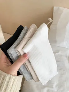 Vue détaillée de chaussettes mi-tubes en coton à volants et nœuds style japonais.