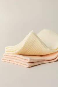 Nahaufnahme von weichen Pastell-Rippstrick-Baumwollkurzsocken für Damen, bequeme Textur.