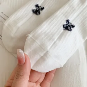 Chaussettes blanches japonaises douces avec broderie de nœud mignon coton pour femme