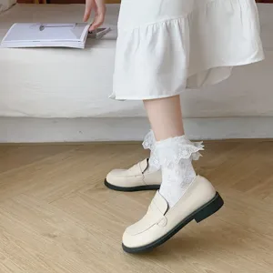 Gros plan de chaussettes mi-mollet à volants en dentelle Lolita douce pour femmes et filles