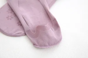 Comfortable women's ice silk shallow boat socks summer thin invisible socks with non-slip silicone.