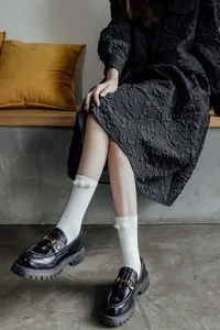 Calzini bianchi da donna a tubo medio con eleganti decorazioni di perle, stile lolita grazioso.