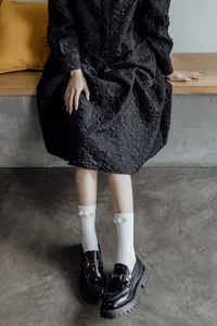 Calze bianche al polpaccio in stile Lolita giapponese con eleganti perle per outfit dolci.