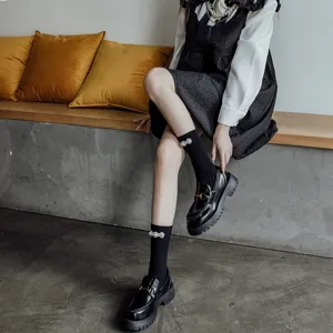 Eleganti calzini con perle da donna con mocassini neri, perfetti per outfit lolita quotidiani.