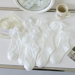 Chaussettes Lolita blanches en dentelle pour femmes, bas à volants mignons et élégants.