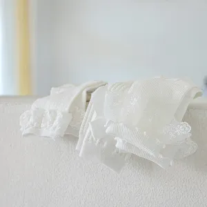 Vue détaillée de chaussettes Lolita JK blanches japonaises avec délicats volants en dentelle et nœud.