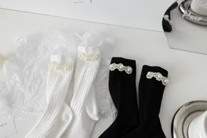 Calzini a tubo a coste con perle Lolita dolci per donne, calzini neri e bianchi alla moda.