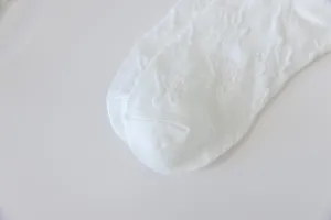 Gros plan détaillé de chaussettes en dentelle Lolita blanches à motifs jacquard.
