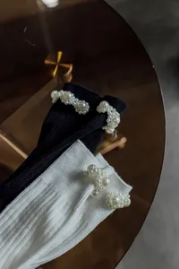 Vista dettagliata di calzini in stile lolita giapponese con eleganti decorazioni di perle.