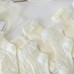 Chaussettes en dentelle blanche Lolita femme style japonais doux volants mi-mollet