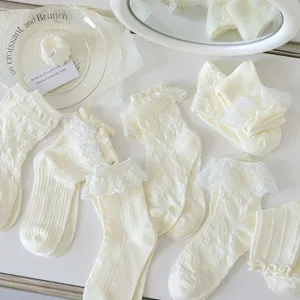 Détail de chaussettes à volants en dentelle blanche, style lolita doux, chaussettes mignonnes.