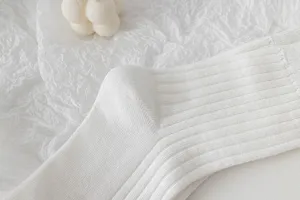 Calzini bianchi maglia polpaccio dettaglio con tessitura a coste stile minimalista fine