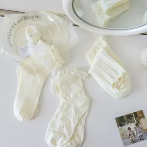 Chaussettes à volants en dentelle blanche pour femmes, style esthétique Lolita vintage mi-hautes.