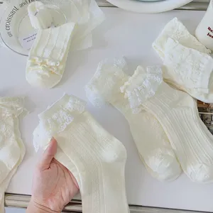 Blanches chaussettes Lolita en dentelle femmes mignonnes volants mi-tige style doux japonais.