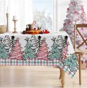 Mantel rectangular de Navidad con patrón de árbol festivo y borde a cuadros para fiestas.