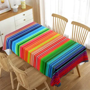 Mantel de rayas de colores sobre mesa de madera en escena luminosa de comedor interior.
