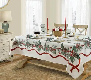 Mantel navideño con diseño de piñas y acebo para detalle de decoración de comedor festivo.