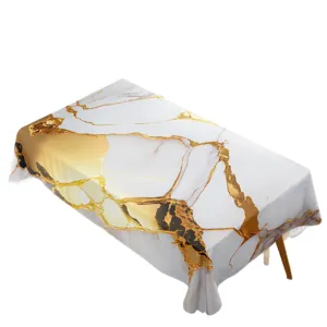 Mantel rectangular impermeable con elegante diseño de mármol dorado para decoración de mesa.
