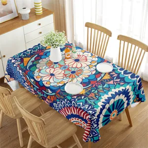 Vista dettagliata della tovaglia colorata con motivo geometrico floreale mandala nella sala da pranzo.