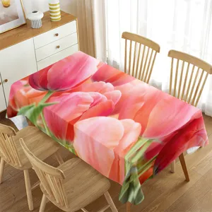 Detalle del mantel que muestra un vibrante estampado de tulipanes rojos sobre tela impermeable.