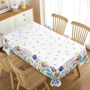 Tovaglia rettangolare impermeabile con vivace motivo floreale acquerello nella sala da pranzo.