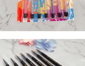 Set di pennelli per nail art in cristallo colorato e tubi di brillantini per manicure.