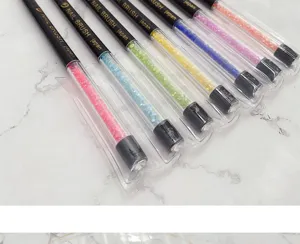 Primo piano di 7 pennelli per unghie in cristallo con glitter colorati nel manico.