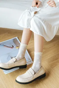 White ruffled mid-tube socks with cute bow prints, sweet Japanese style cute socks detail view.