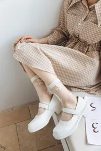 Bequeme transparente Damen Socken in Weiss mit Blumenstickerei und feinem Kristallseide Design.