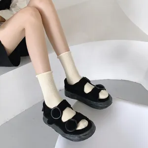 Gros plan détail de chaussettes décontractées et sandales à plateforme pour femmes.