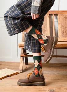 Detailaufnahme dicker Woll-Rauten-Mittelsocken, vintage britischer College-Stil, weich.