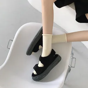 Chaussettes unies de style japonais avec revers roulé, associées à des sandales confortables.