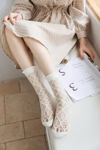 Transparente weiße Kristallsocken für Damen, ultrafeine Sommersocken im Netz-Design.