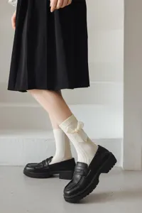 Chaussettes mi-hautes Lolita blanches avec nœud en perles, idéales pour uniformes scolaires.