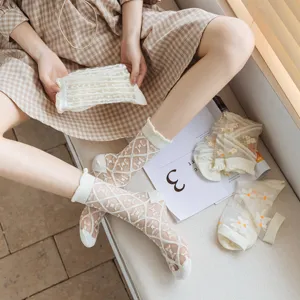 Weiße transparente Netzdamensocken mit süßem Gitter und Blumendesign für Frühling