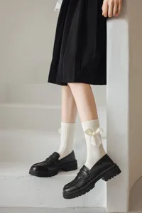 Vue détaillée de chaussettes Lolita japonaises mignonnes avec nœud de perles et mocassins.