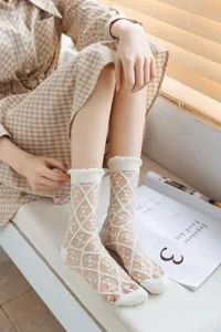 Transparente weiße Kristall-Netzsocken für Damen, mit filigranem Rautenmuster und Rüschenbündchen.