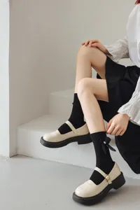 Chaussettes mi-mollet noires Lolita japonaises avec chaussures Mary Jane pour un style mignon.