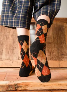 Nahaufnahme von retro Argyle Wollsocken mit Karomuster und gemütlicher Stricktextur.