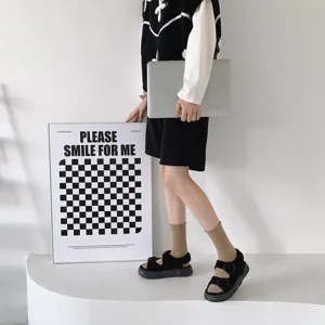 Jolies chaussettes pour femmes de style japonais unies à bord roulé, confortables au quotidien.