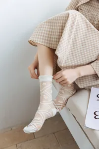 Weiße transparente Feinstrümpfe für Damen, ultradünne Kristallsocken mit süßer Blumenstickerei.