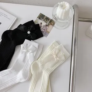 Chaussettes JK mi-hautes nœud Lolita mignon, bas noirs blancs crème avec détails perles.