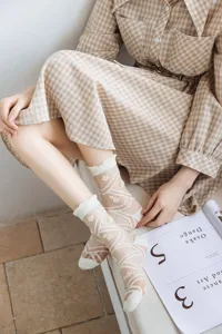 Weiße transparente Kristall-Damenstrümpfe, ultrafeine Sommer-Netzsocken mit Blumenmuster.