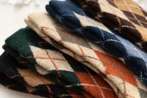 Nahaufnahme Detailaufnahme dicker Woll-Argyle-Socken mit klassischen Vintagemustern.