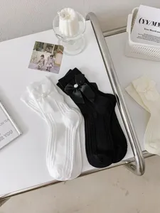 Chaussettes mi-hautes Lolita pour femmes avec nœud en satin élégant et perle, style noir et blanc.