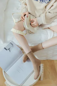 Chaussettes femme unies à bord roulé confortables, tricot doux pour la saison printemps.